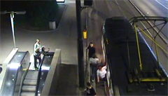 VIDEO: Policie prosí o pomoc. Mladíci vykopli z tramvaje ženu, spadla na hlavu. Okřikla je, že jsou příliš hluční