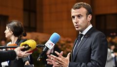 Francouzský prezident Emmanuel Macron promluvil s novinái hned poté, co...