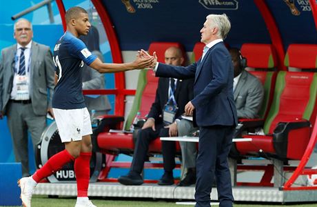 MS ve fotbale 2018, Francie vs. Argentina: stídající Mbappé a kou Didier...