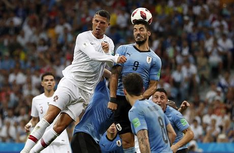 MS ve fotbale 2018, Uruguay vs. Portugalsko: hlavikov souboj Ronalda a...