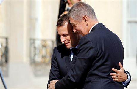 Premir Andrej Babi se objm s francouzskm prezidentem Emmanuelem Macronem...