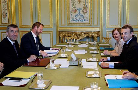 Premir Andrej Babi na schzce s francouzskm prezidentem Emmanuelem Macronem...
