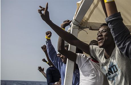 Migranti na palub lodi organizace Proactiva Open Arms.