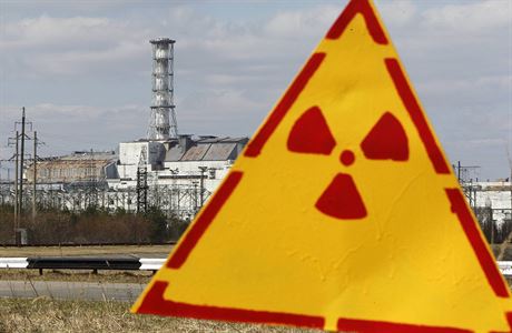 Cedule, varující ped radiací, ped továrnou ernobyl.