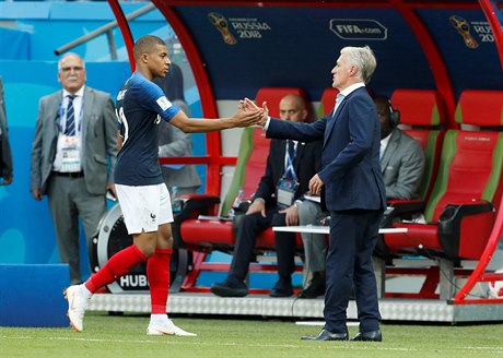 MS ve fotbale 2018, Francie vs. Argentina: stídající Mbappé a kou Didier...