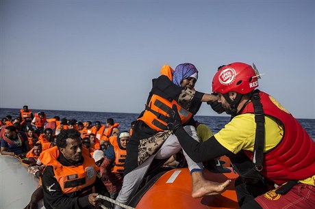 Loď s uprchlíky (ilustrační snímek).