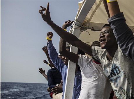 Migranti na palubě lodi organizace Proactiva Open Arms.