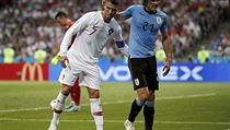 MS ve fotbale 2018, Uruguay vs. Portugalsko: Cristiano Ronaldo pomáhá Cavanimu.