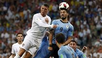 MS ve fotbale 2018, Uruguay vs. Portugalsko: hlavičkový souboj Ronalda a...