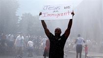 Je byl imigrant, pe se na ceduli jednoho z demonstrant.