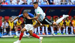 MS ve fotbale 2018 Francie vs. Argentina: penaltový faul Roja na Mbappého.