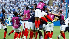 MS ve fotbale 2018, Francie vs. Argentina: Francouzi slaví gól Pavarda.
