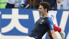 MS ve fotbale 2018, Francie vs. Argentina: Pavard (na kolenou) slaví první gól...