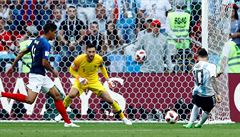 MS ve fotbale 2018, Francie vs. Argentina: Messi stílí na Llorise, pravakou...