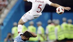 MS ve fotbale 2018, Uruguay vs. Portugalsko: souboj Raphaela Guerreira a Luise...