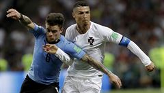 MS ve fotbale 2018, Uruguay vs. Portugalsko: Nahitan Nandez a Cristiano Ronaldo.