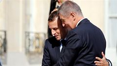 Premiér Andrej Babi se objímá s francouzským prezidentem Emmanuelem Macronem...