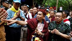 Slavný budhistický mnich Kruba Boonchum se vítá se svými píznivci poté, co se...