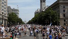 Davy protestujících s transparenty kráí k americkému Kongresu.