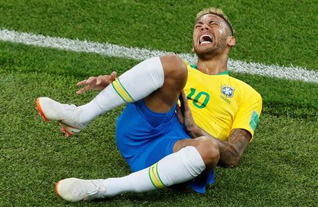 Umírající Neymar v zápase proti Srbsku.