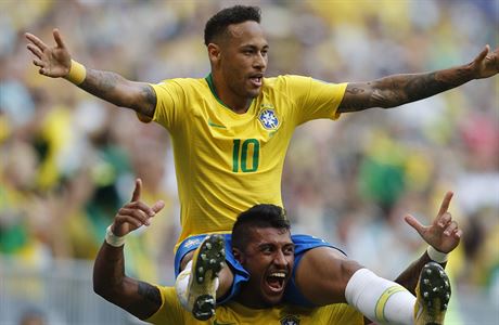 Neymar a Paulinho slaví postup Brazílie pes Mexiko do tvrtfinále MS 2018.