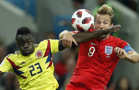 MS ve fotbale 2018, Kolumbie vs. Anglie: Davinson Sanchez a Harry Kane (vpravo)...