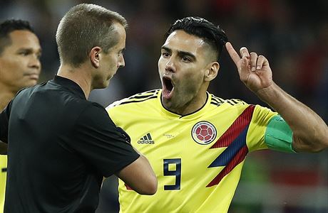 MS ve fotbale 2018, Kolumbie vs. Anglie: Radamel Falcao se dohaduje s rozhodím...