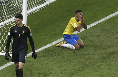 MS ve fotbale 2018, Brazlie vs. Belgie: Neymar se doaduje dal penalty.