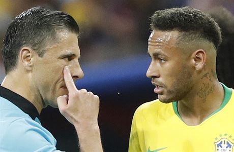 MS ve fotbale 2018, Brazlie vs. Belgie: rozhod Milorad Mai a Neymar.
