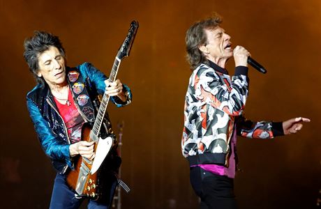 Mick Jagger a Ron Wood pi koncertu v Marseille.