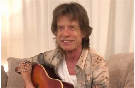 Mick Jagger zazpíval dtskou písniku Pec nám spadla.