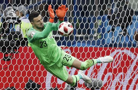 Chorvatsk brank Danijel Subai chyt jednu z penalt v zvrenm rozstelu