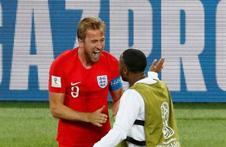 Harry Kane slaví postup pes Kolumbii s Raheemem Sterlingem