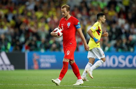 Harry Kane jde s mem ke svoji penalt v rozstelu proti Kolumbii.