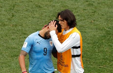 Edinson Cavani utuje zklamanho Lusie Suarze.