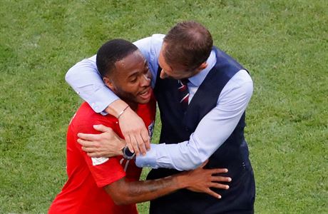 Trenr Anglie Gareth Southgate dkuje Raheemu Sterlingovi za vkon v zpase se...