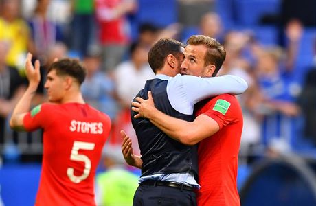 Trenér Anglie Gareth Southgate v objetí s Harry Kanem po výhe nad védskem