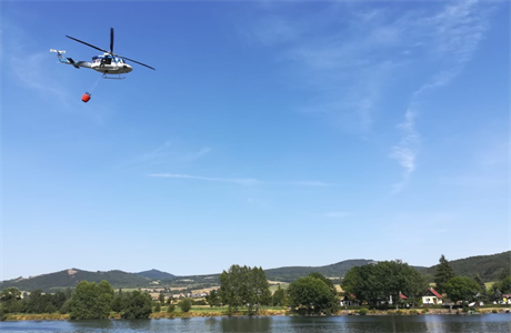 Vrtulník pomáhá pi haení poáru mezi Lovosicemi a Ústím.
