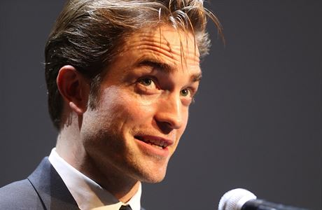 Robert Pattinson pevzal cenu prezidenta festivalu ve Varech.