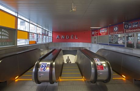 Nové eskalátory ve stanice metra Andl.