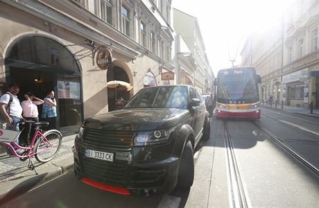 Osobní automobil zaparkovaný na kolejích způsobil dopravní kolaps v Praze 5.