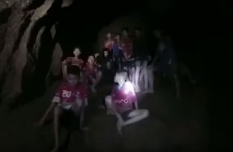 Dvanáct chlapc a jejich fotbalový trenér, kteí uvízli v thajské zatopené...