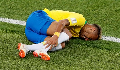 Umírající Neymar v zápase proti Srbsku.