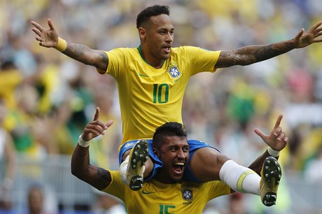 Neymar a Paulinho slaví postup Brazílie přes Mexiko do čtvrtfinále MS 2018.