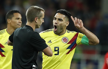 MS ve fotbale 2018, Kolumbie vs. Anglie: Radamel Falcao se dohaduje s rozhodím...