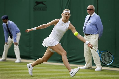 Lucie Šafářová ve 2. kole Wimbledonu 2018.