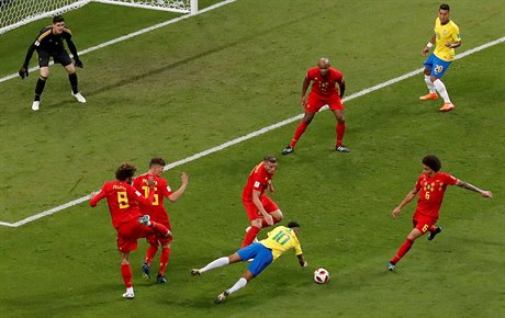 MS ve fotbale 2018, Brazílie vs. Belgie: Neymar padá po kontaktu s Fellainim.