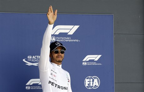 Pilot Mercedesu Lewis Hamilton slaví triumf v kvalifikaci v Silverstone.