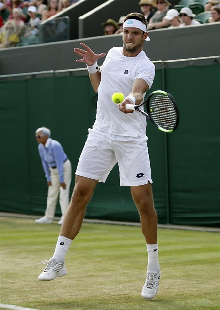 Jií Veselý v zápase Wimbledonu 2018 proti Fabiu Fogninimu.