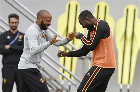 Asistent belgického koue Thierry Henry a Romelu Lukaku na tréninku.